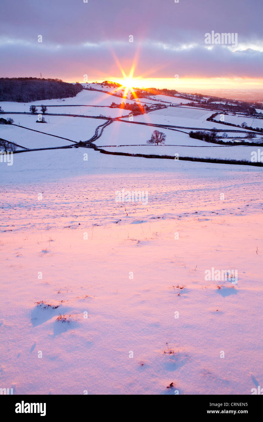 Sonnenuntergang über dem Schnee bedeckt Hügel in der Nähe von Bath. Stockfoto