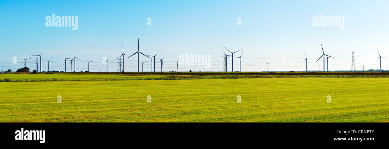 Einen Panoramablick auf die Windkraftanlagen und elektrische Leitungen in der Nähe von Romney Marsh. Stockfoto