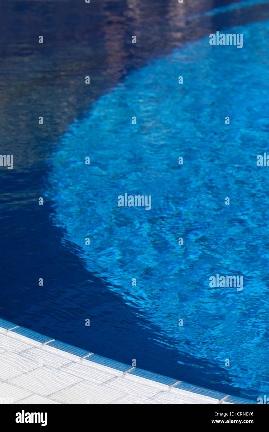 Schwimmbadrand Stockfoto