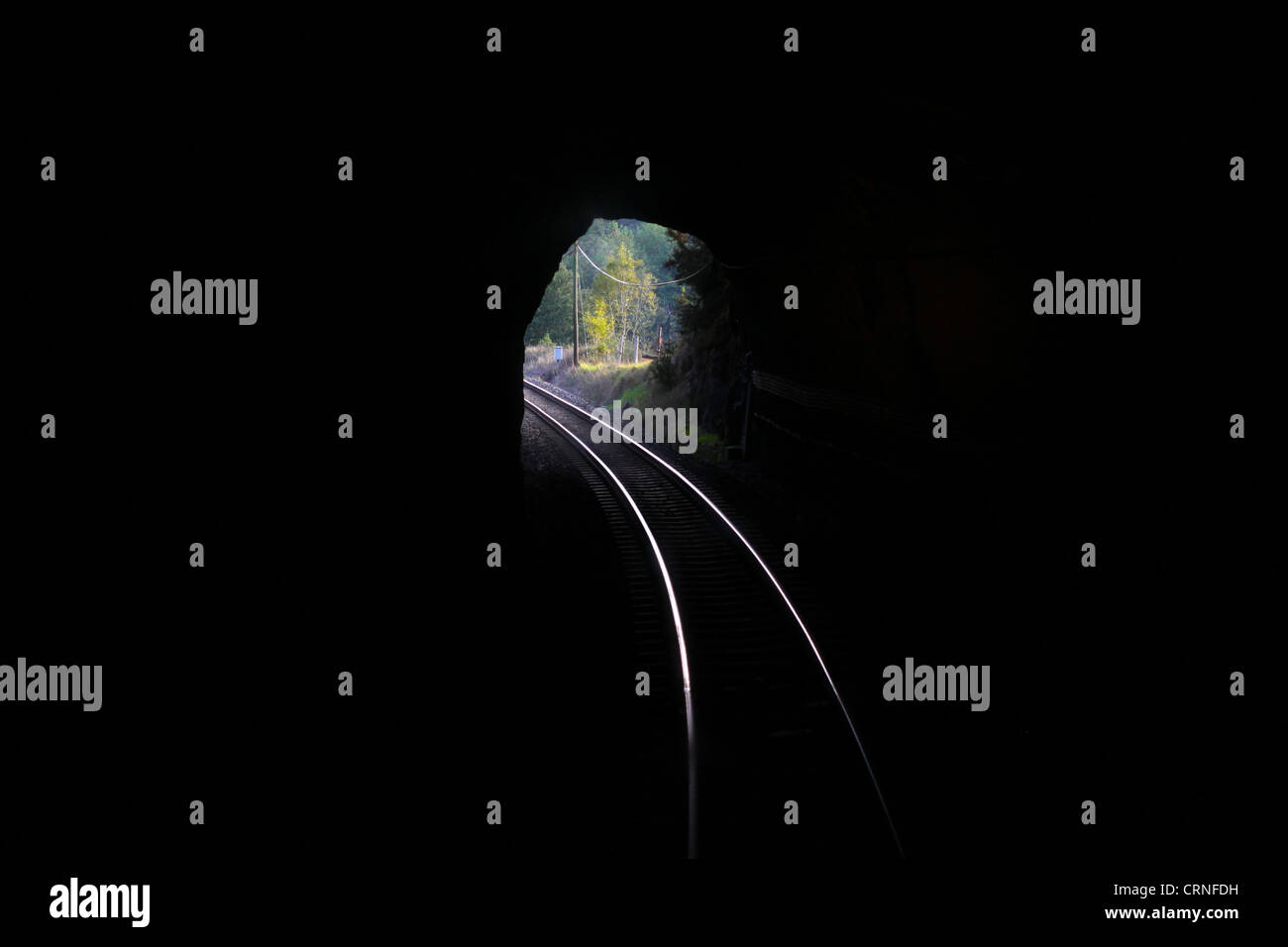 Trainieren Sie Weg durch Tunnel, wo der Transcantabrico-Zug in Nordspanien fährt. Stockfoto