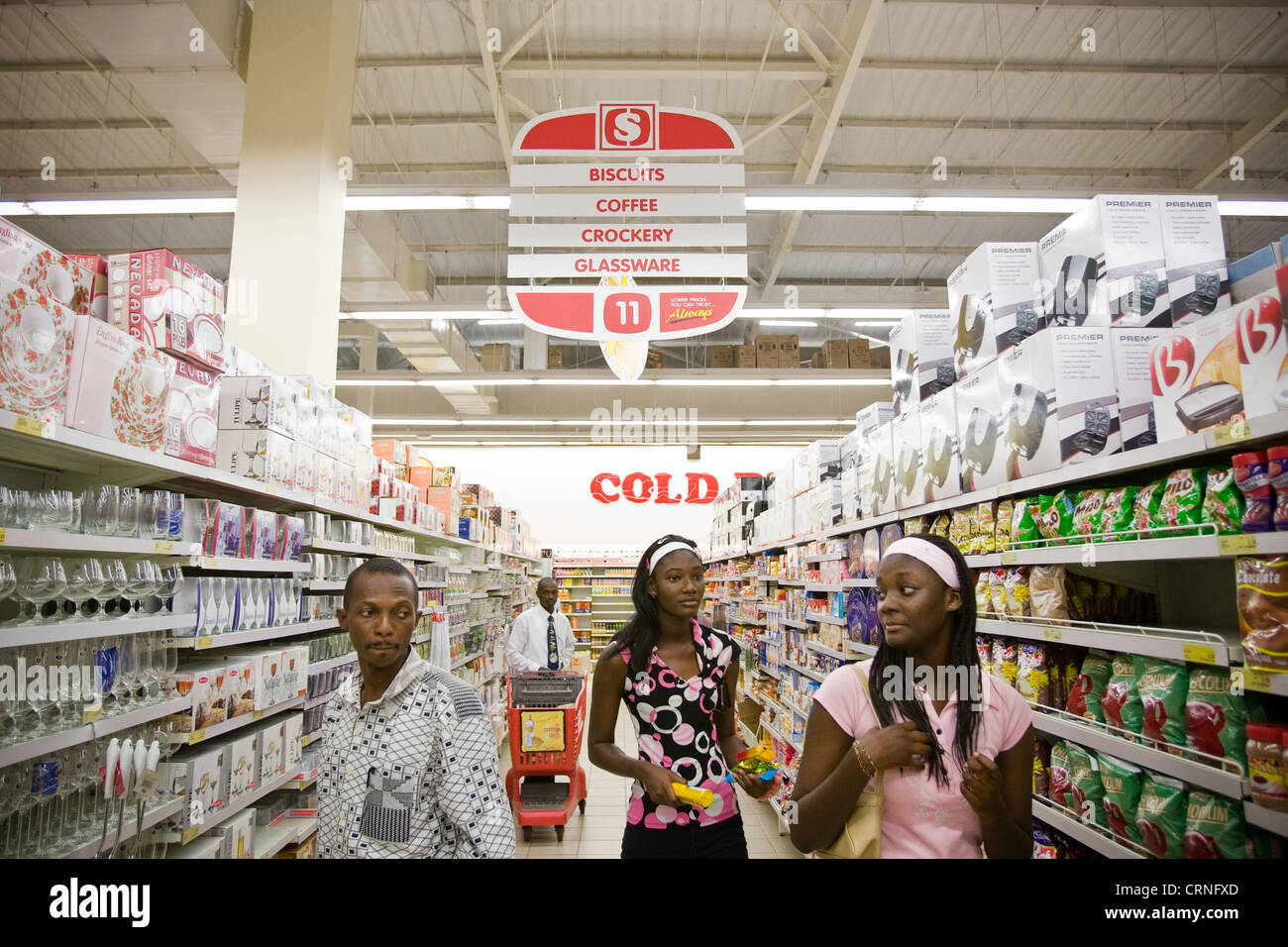 Junge Menschen in einem Gang in einem großen Supermarkt in Accra Mall, Accra, Ghana Stockfoto