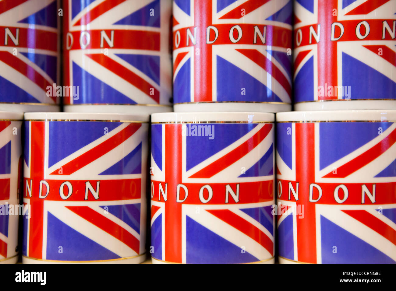 Becher mit einem Anschluß-Markierungsfahne und das Wort "London" gestapelt auf einem Ladenregal. Stockfoto