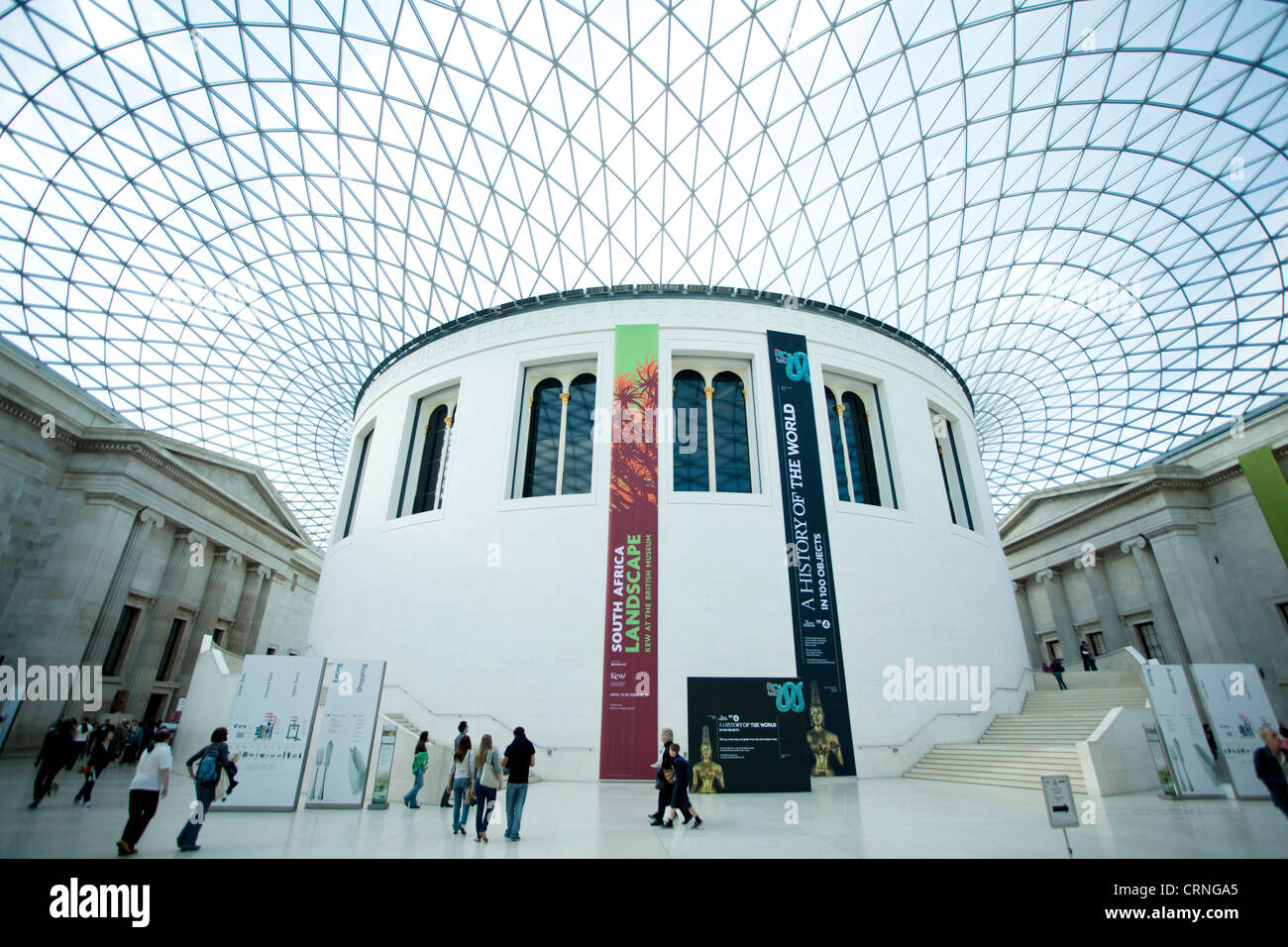 Der Queen Elizabeth II Great Court des British Museum. Der überdachte Innenhof ist der größte überdachte öffentliche Platz in Europa. Stockfoto
