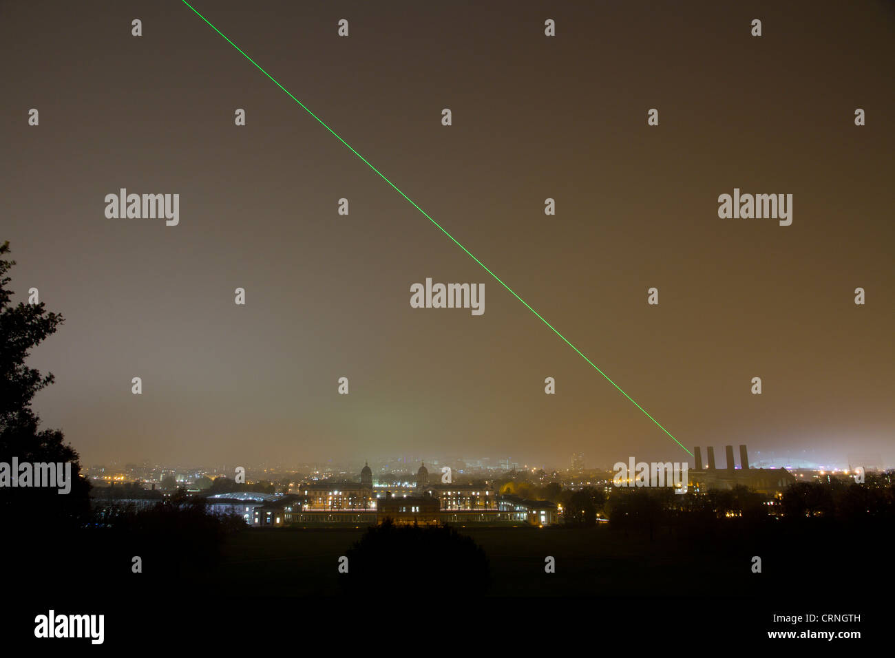 Laser aus dem Royal Observatory in Greenwich über die Skyline von London der Nullmeridian Markierungslinie projiziert wird. Stockfoto
