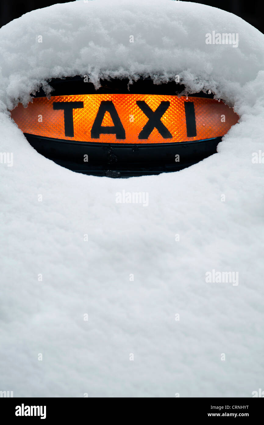 London Taxi mit Orange mieten Licht im Schnee Stockfoto