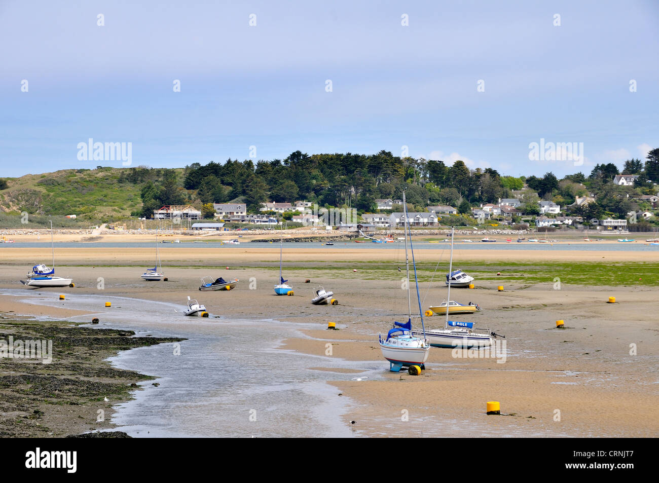 Sportboote vor Anker in der Mündung des Flusses Camel bei Ebbe. Stockfoto