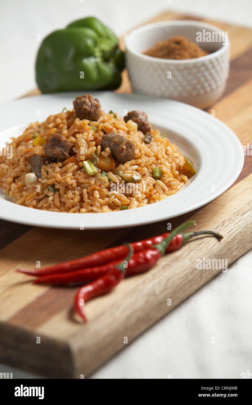Jollof Reis mit Merguez. Stockfoto