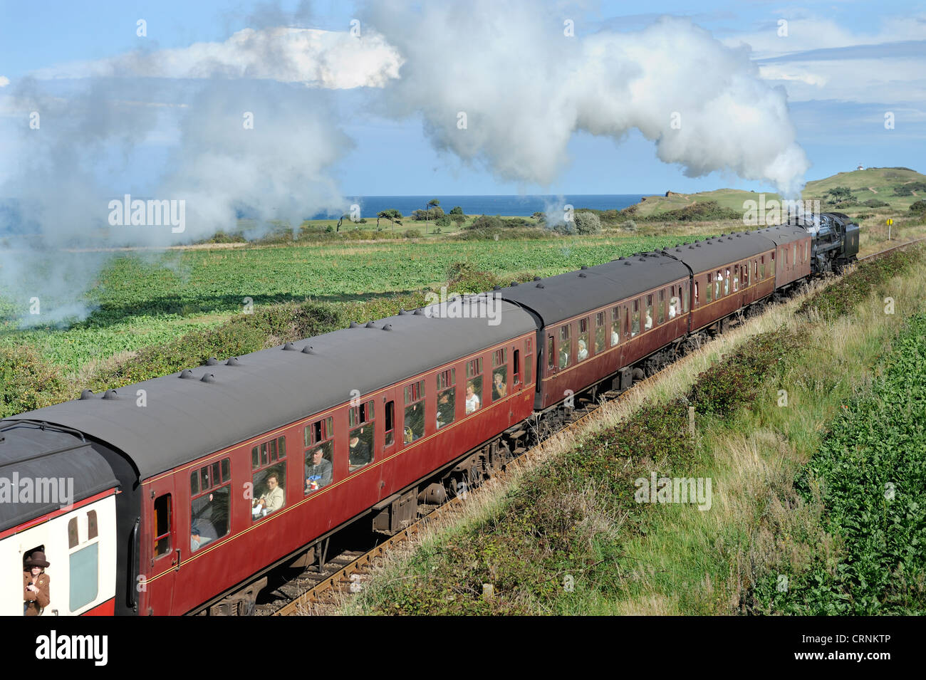 Ein Dampfzug auf der North Norfolk Railway (NNR), eine Dampfeisenbahn Erbe auch bekannt als der "Poppy Line". Stockfoto