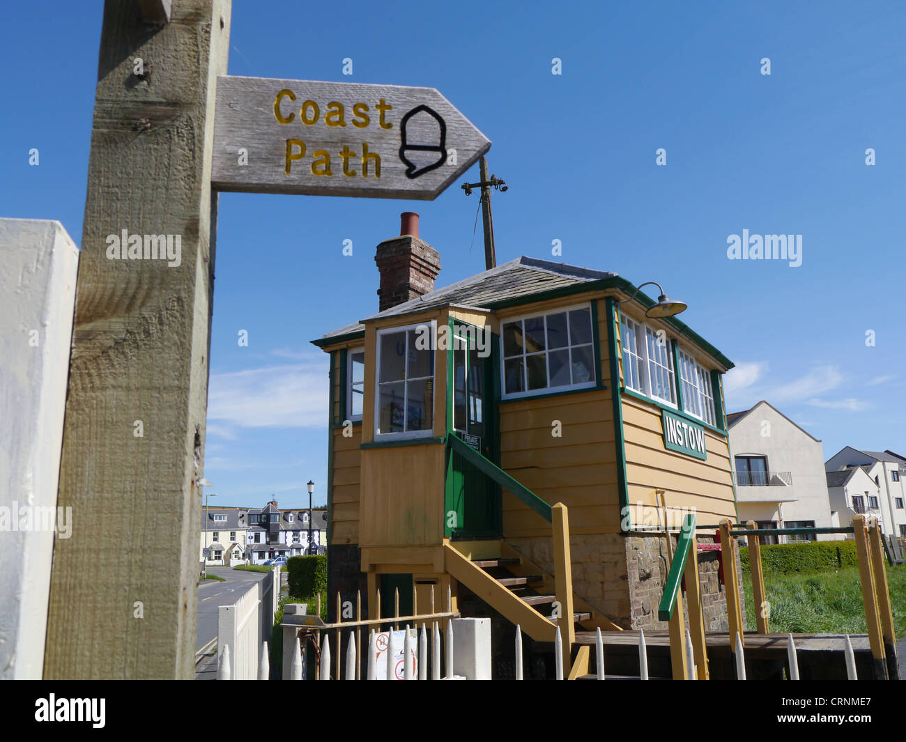 Instow Signal Box und Küste Weg Zeichen, Devon England UK Stockfoto