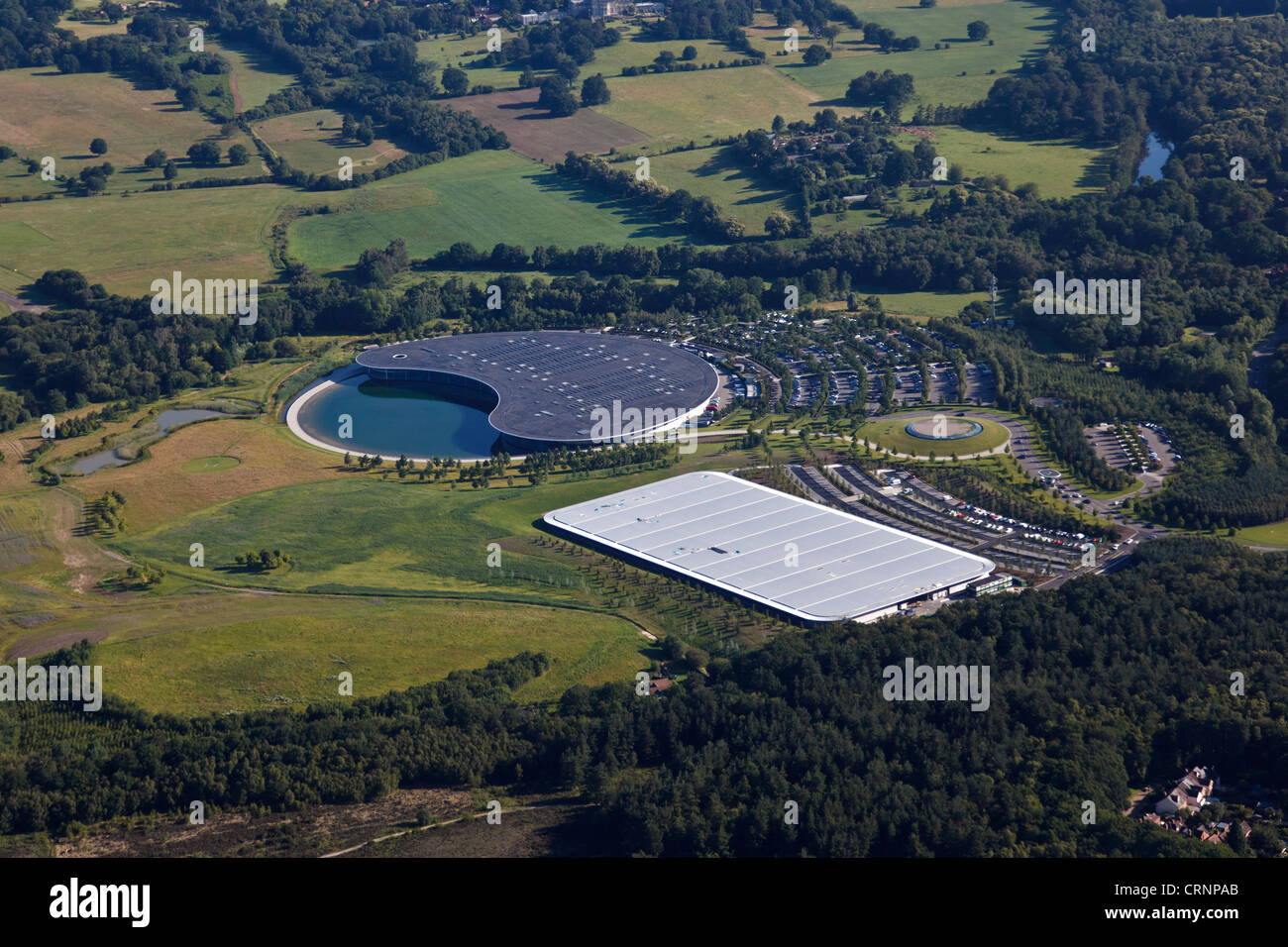 Luftaufnahme der McLaren Formel ein Hauptquartier und Sportwagen Produktionsfabrik in der Nähe von Woking. Stockfoto