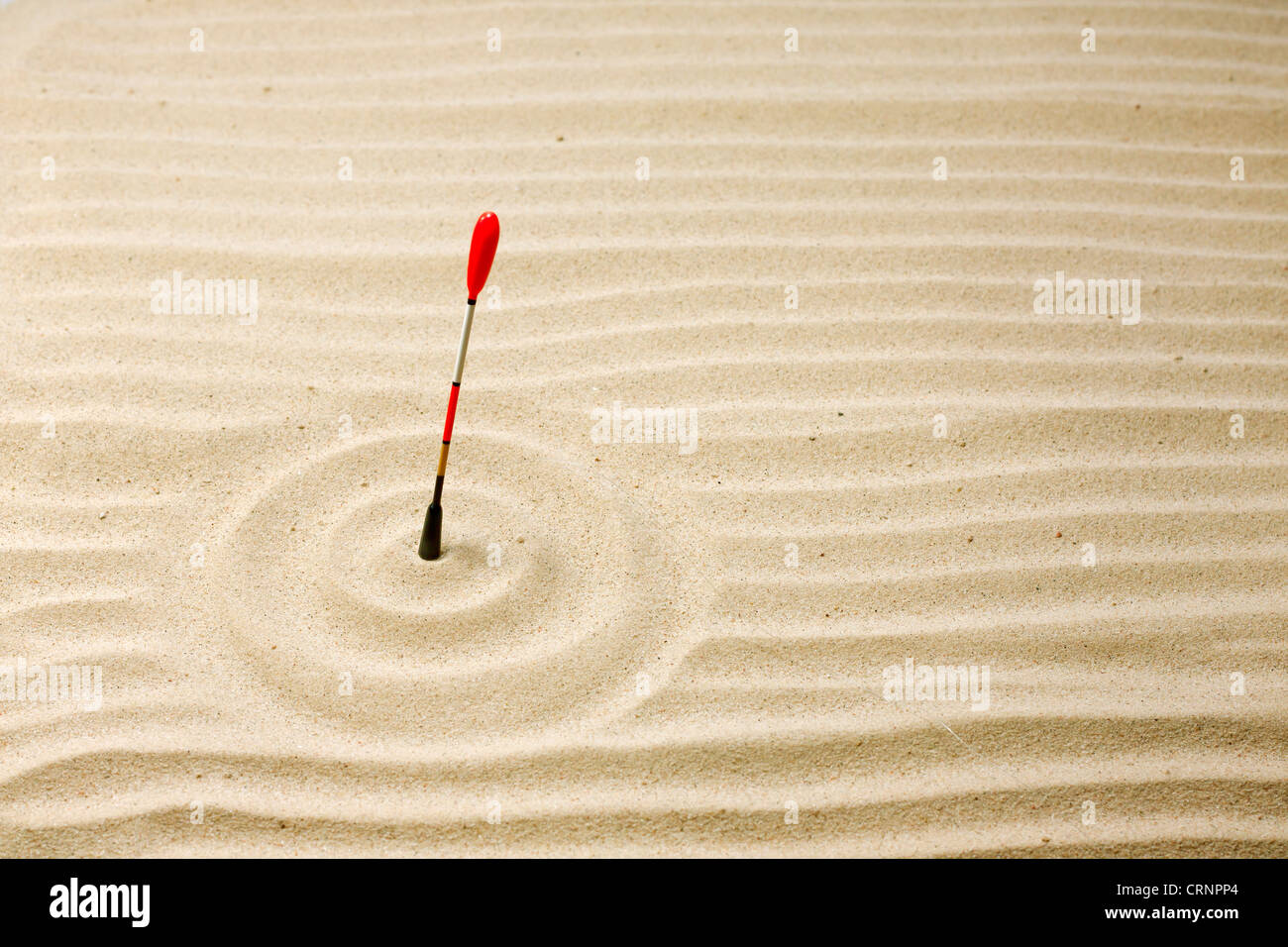 Angeln und Geduld abstrakte unrealistisch einzigartiges Konzept der Schwimmer in der Wüste sand Stockfoto