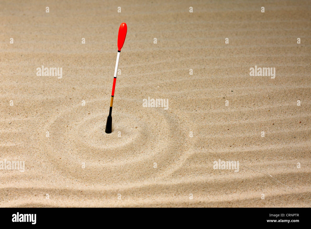 Angeln und Geduld abstrakte unrealistisch einzigartiges Konzept der Schwimmer in der Wüste sand Stockfoto