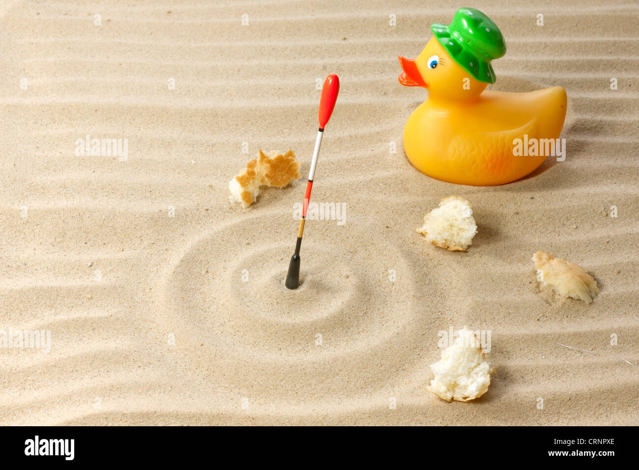 Angeln und Geduld abstrakte unrealistisch einzigartiges Konzept Auftrieb im Sand auf Wüste mit Ente Stockfoto