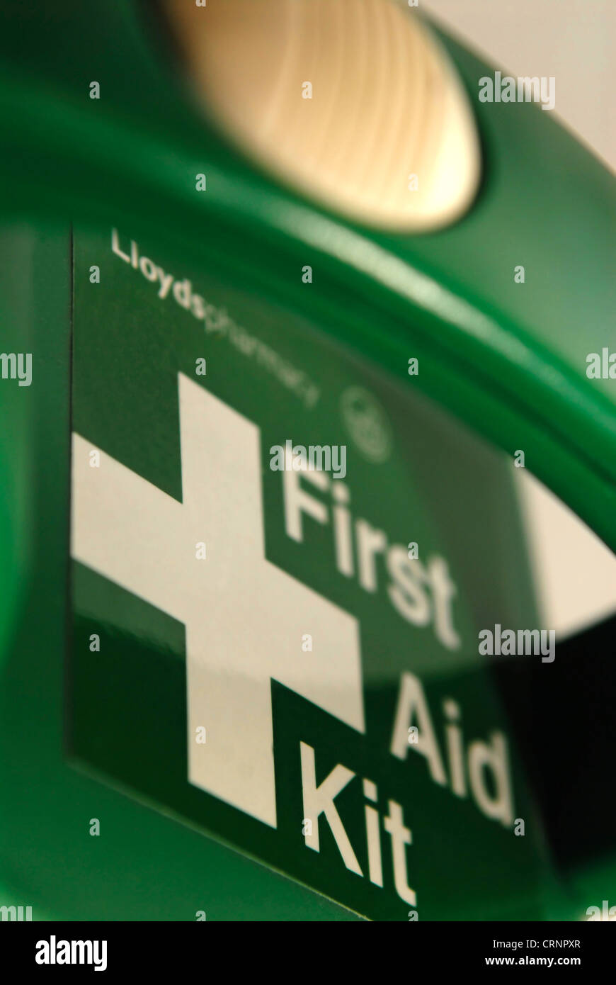 Erste-Hilfe-Kit in einem grünen Feld. Stockfoto