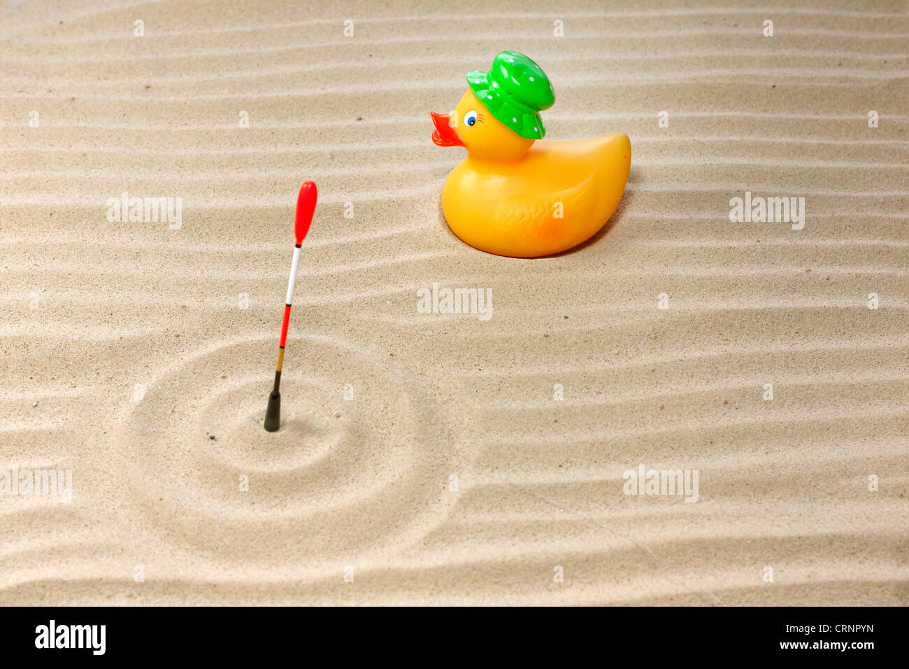 Angeln und Geduld abstrakte unrealistisch einzigartiges Konzept Auftrieb im Sand auf Wüste mit Ente Stockfoto