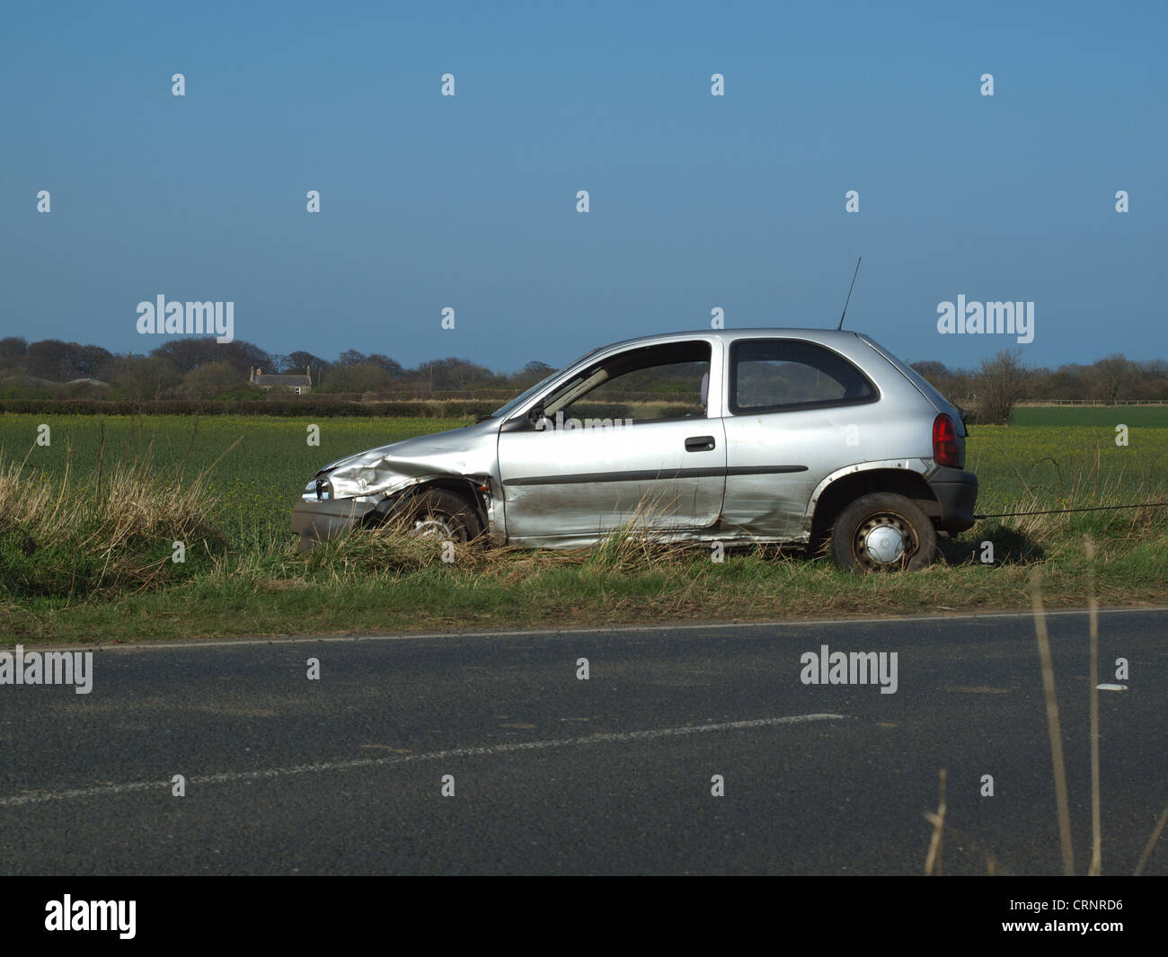 Ein Straßenfahrzeug, die nicht an eine Biegung der Straße, was bei einem Autounfall auf der Fahrbahn zu verhandeln. Stockfoto
