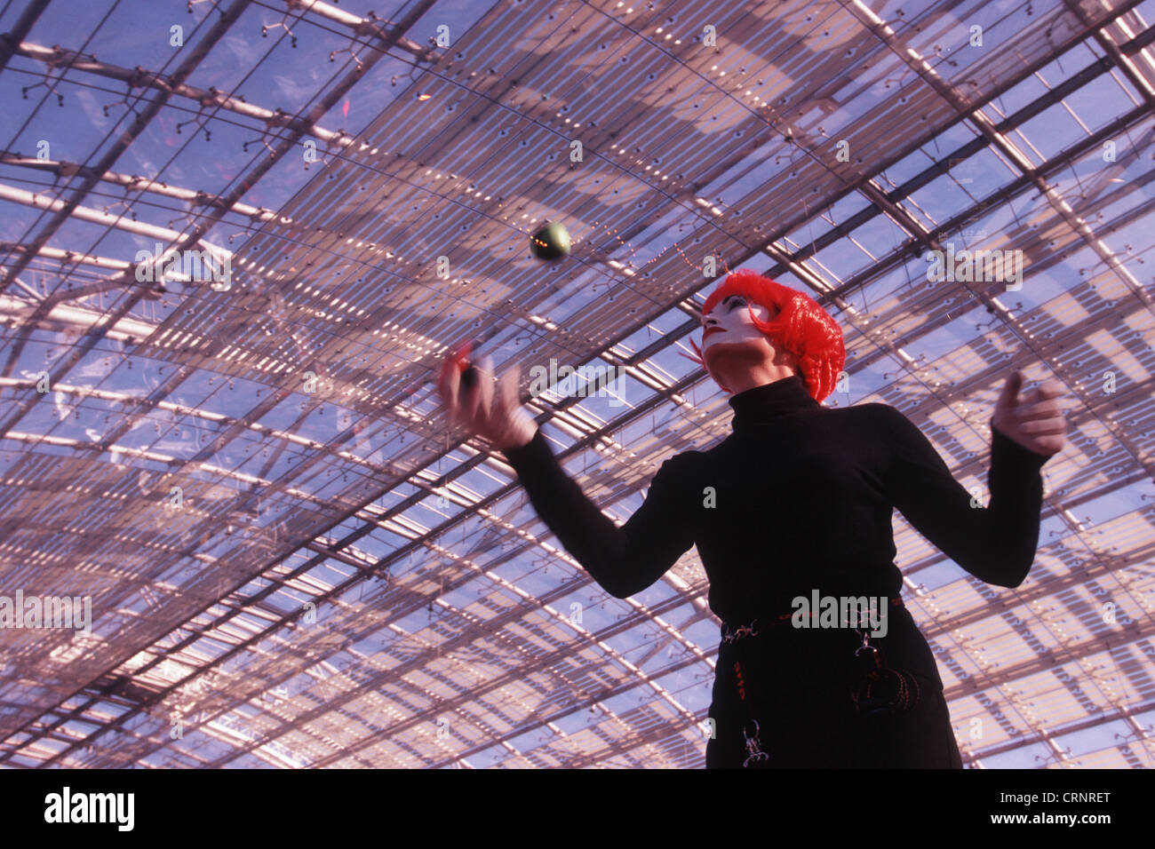 Frau jongliert auf der Leipziger Buchmesse Stockfoto