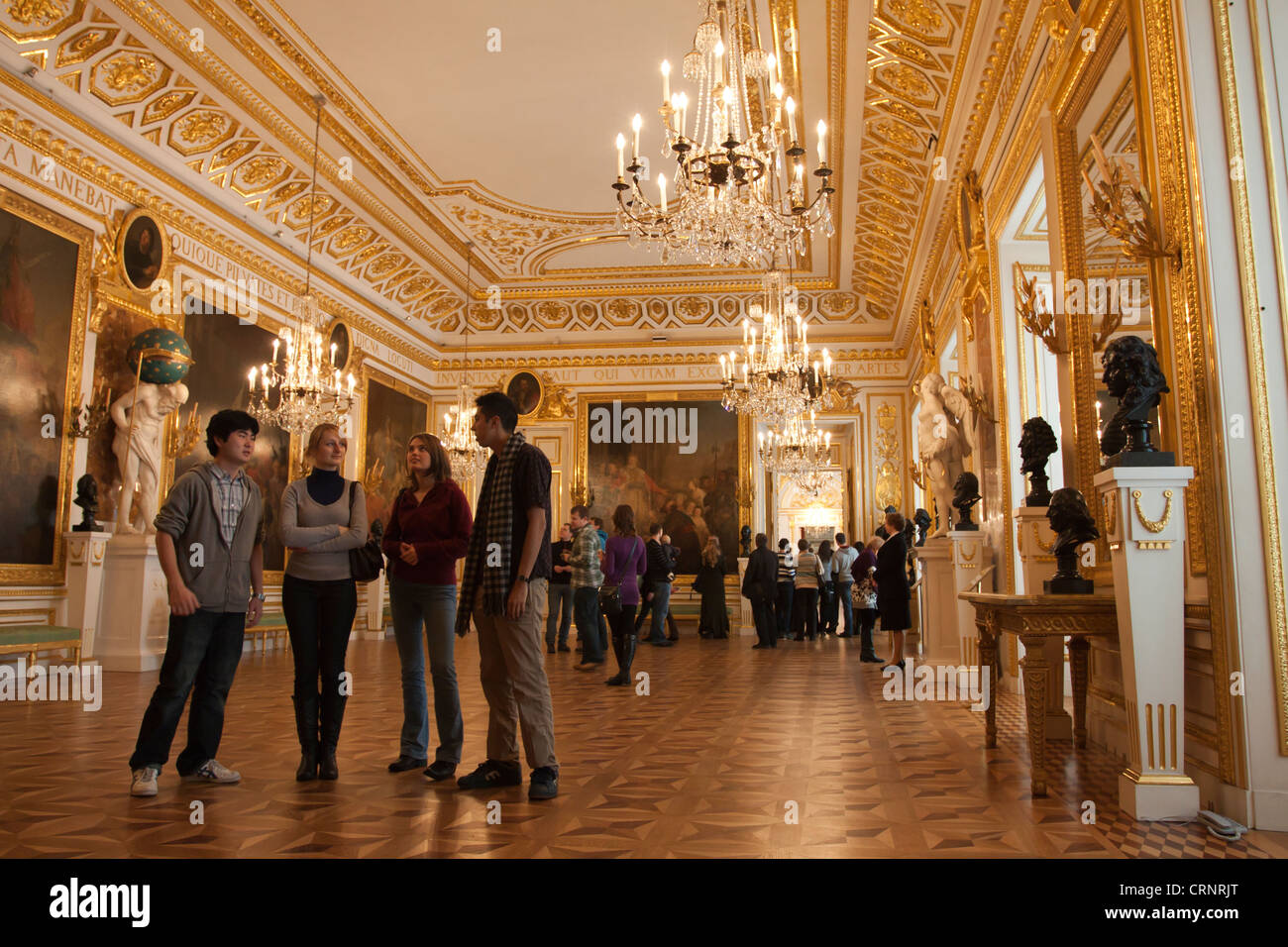 Königlicher Palast in Warschau im Inneren mit Touristen Stockfoto