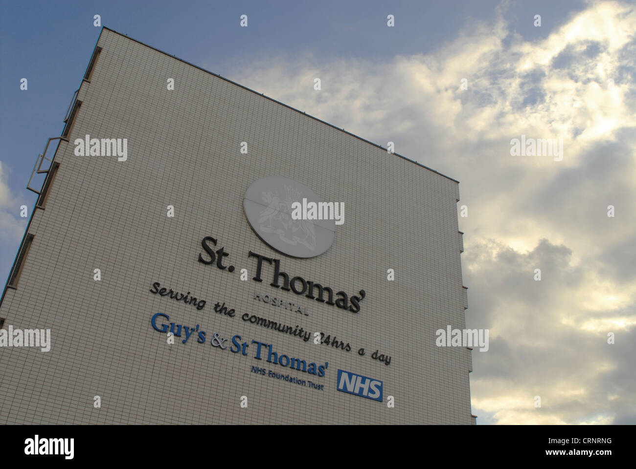 Jungs und Gebäude des Krankenhauses St. Thomas Stockfoto