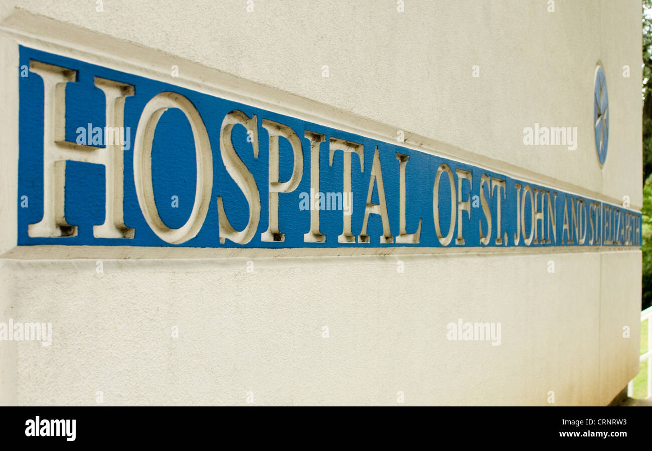 Die blauen und goldenen Zeichen des Krankenhauses St. John und St. Elizabeth, London, England Stockfoto