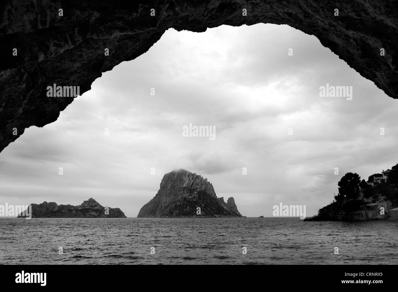 Cala d Hort Ibiza Insel Strand mit Es Vedra in schwarz / weiß Stockfoto