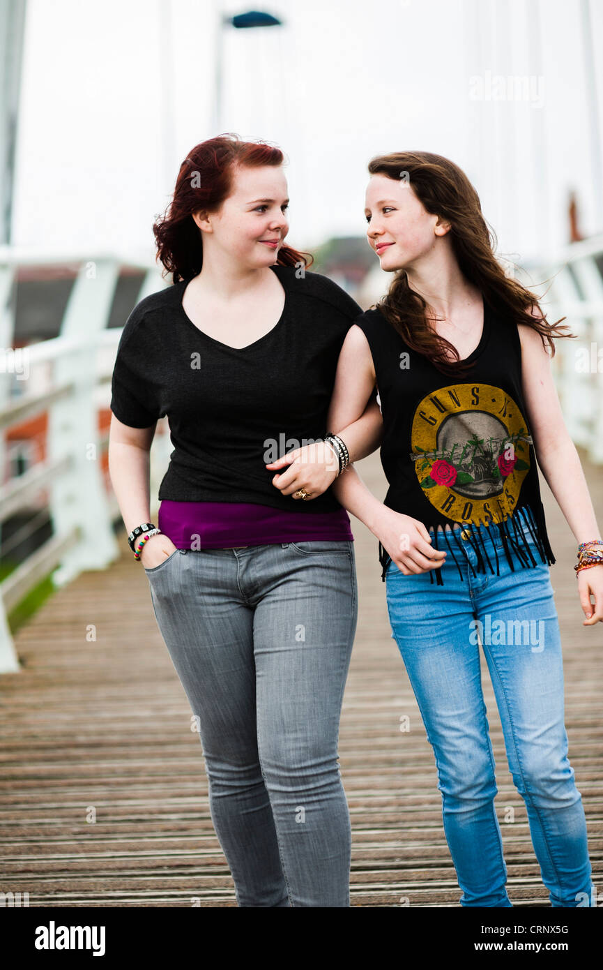 Zwei Teen Teenager Junge Madchen Zusammen Draussen Ausserhalb Gehen Arm In Arm Uk Stockfotografie Alamy