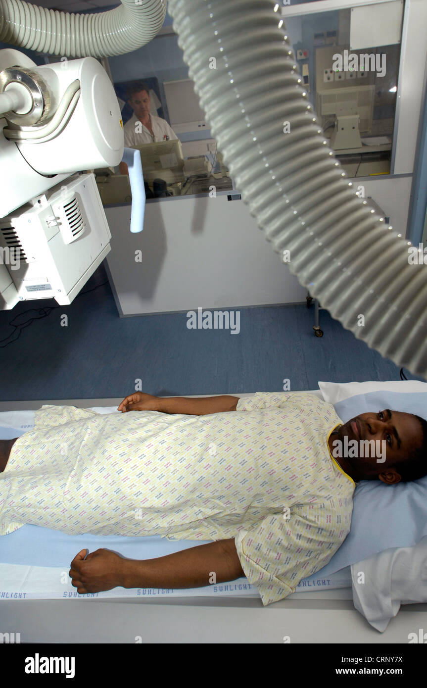 Der Radiologe richtet das Röntgengerät. Stockfoto