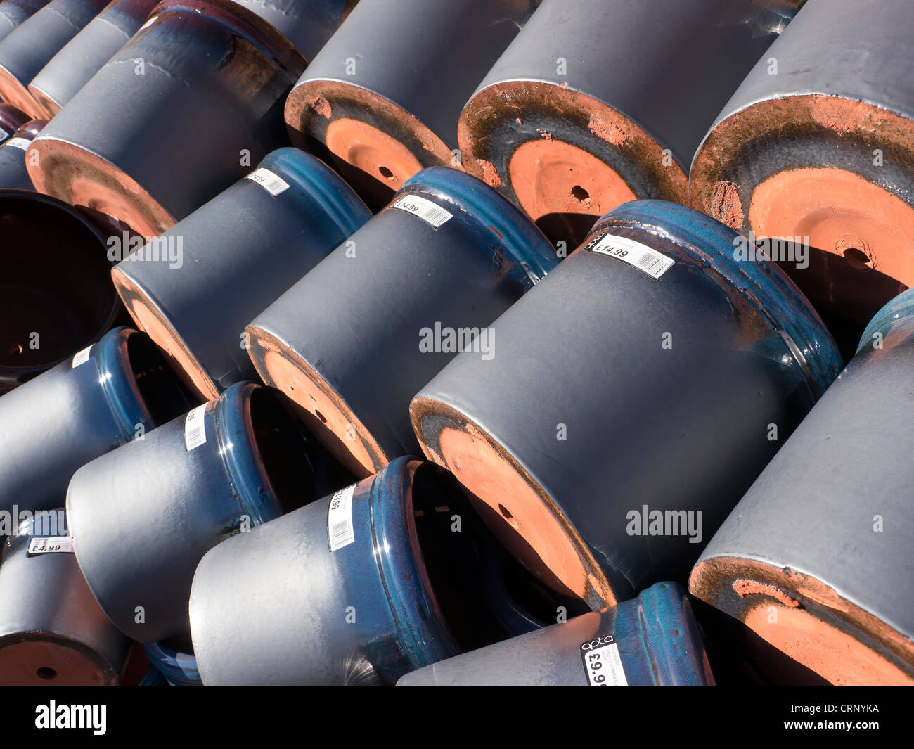 Haufen von blau-grau glasiert Blumentöpfe für den Garten. Stockfoto