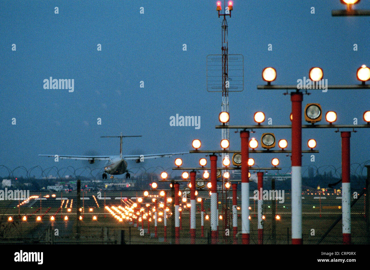 Anflugbefeuerung und Flugzeug Landung in Tegel Stockfoto