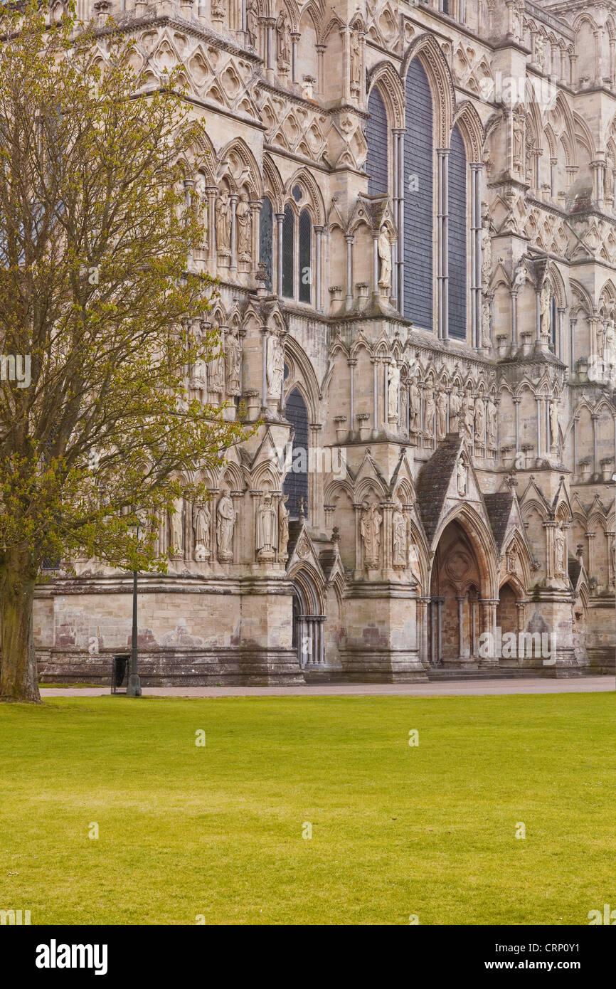 Die Westfassade der Kathedrale von Salisbury in Wiltshire, England. Stockfoto