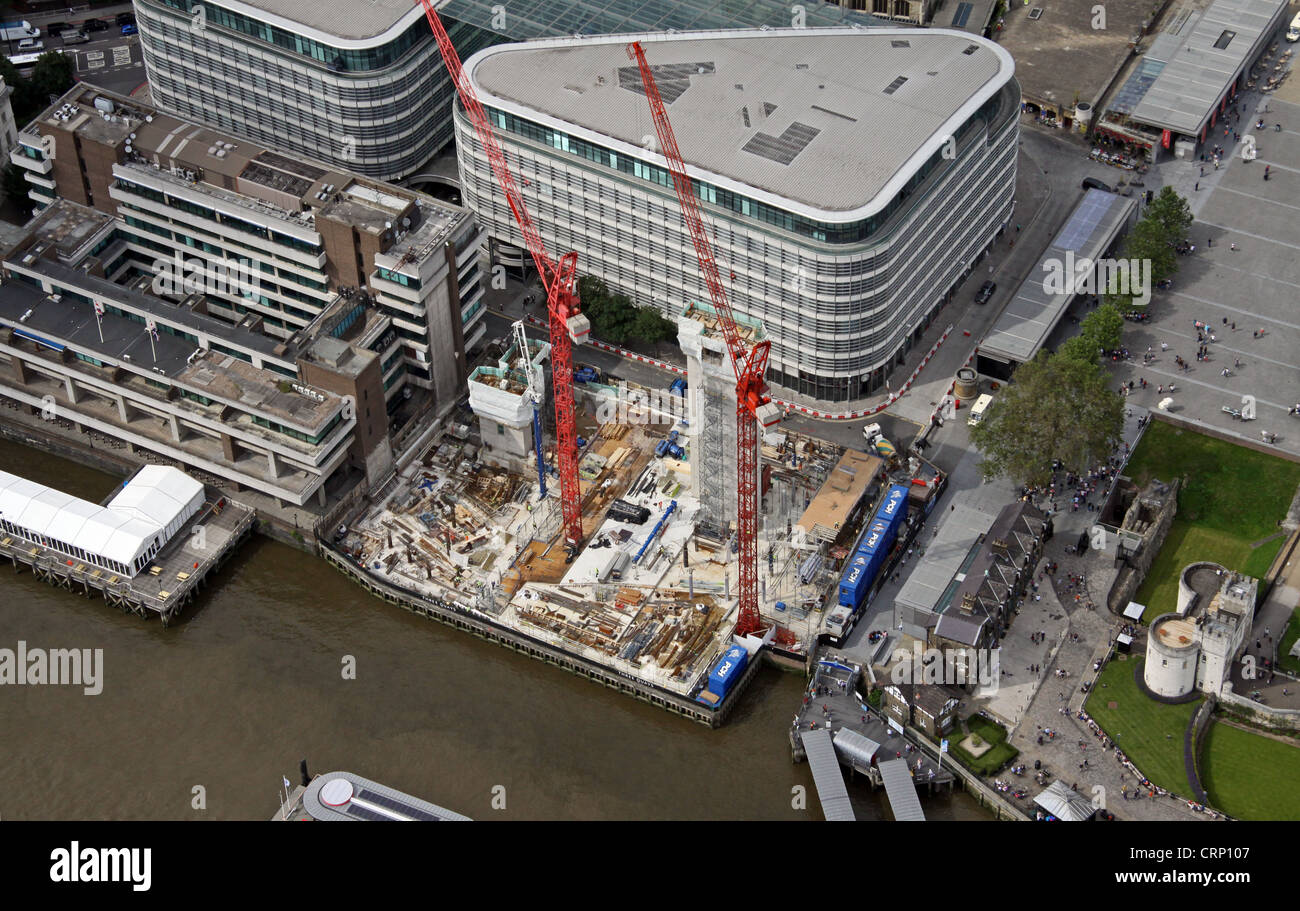 Luftbild der neuen Entwicklung Drei Tasten Spaziergang entlang der Themse in der Nähe von Tower Treppen und Tower Millennium Pier, London EC 3 Stockfoto