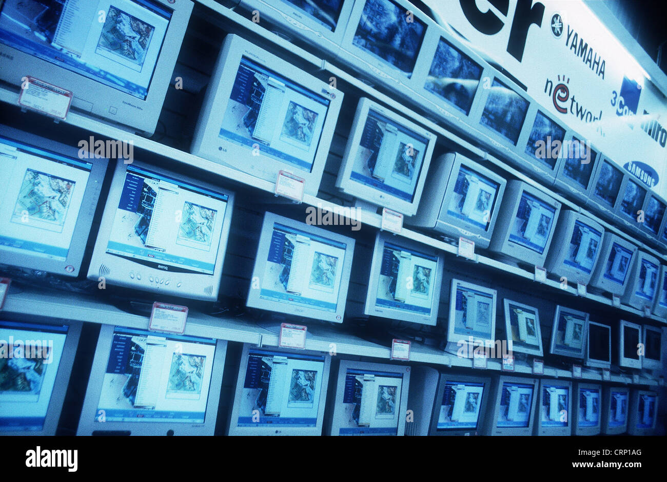 Verkauf Wand auf dem Medienmarkt mit Computer-Monitore Stockfoto
