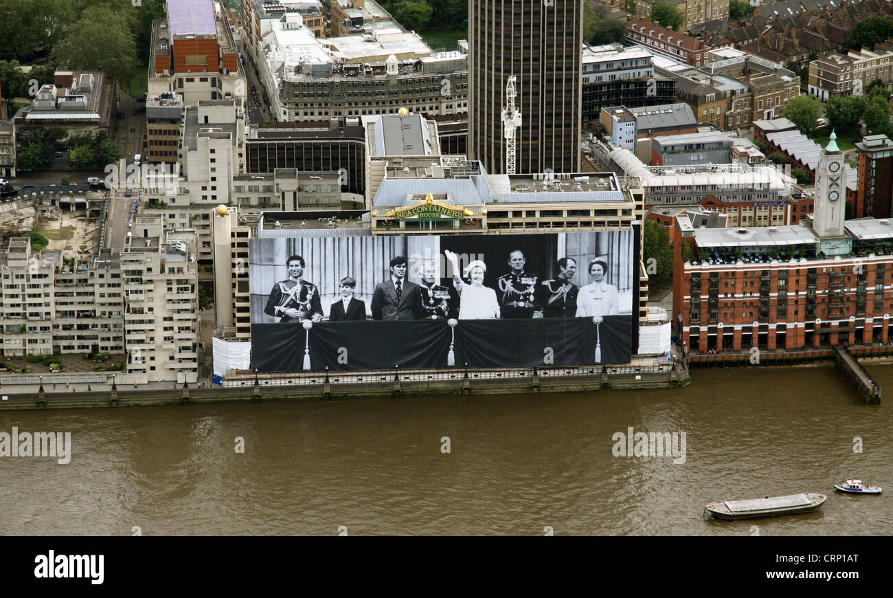 Luftaufnahme von riesigen königlichen Familie Fotographie für die 2012 Diamond Jubiläumsfeierlichkeiten über Seecontainer Haus auf der Themse, London SE1 Stockfoto