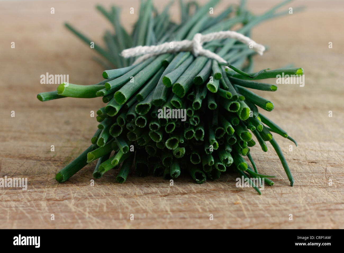 Schnittlauch auf einer Holzoberfläche Stockfoto