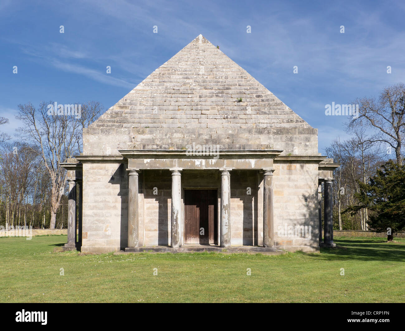 Die Pyramide geformt Mausoleum in Gosford House, hinter, East Lothian. Es hält die Reste der 7. Earl of Wemyss. Stockfoto