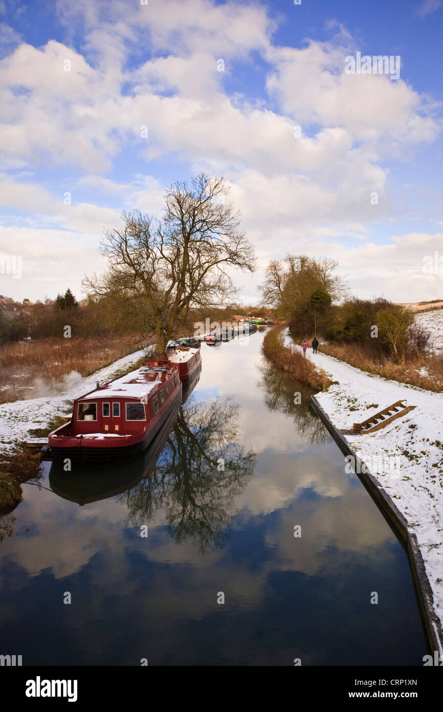 Schnee bedeckt den Leinpfad entlang der Kennet und Avon Kanal an großes Bedwyn. Stockfoto