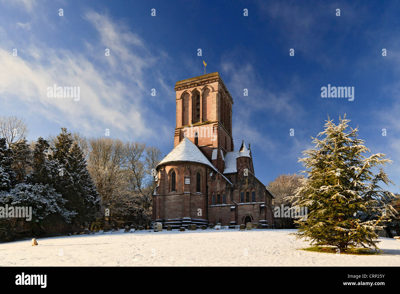 Schnee bedeckt das Gelände der St. Jakobskirche in Kingston auf der Isle of Purbeck. Stockfoto