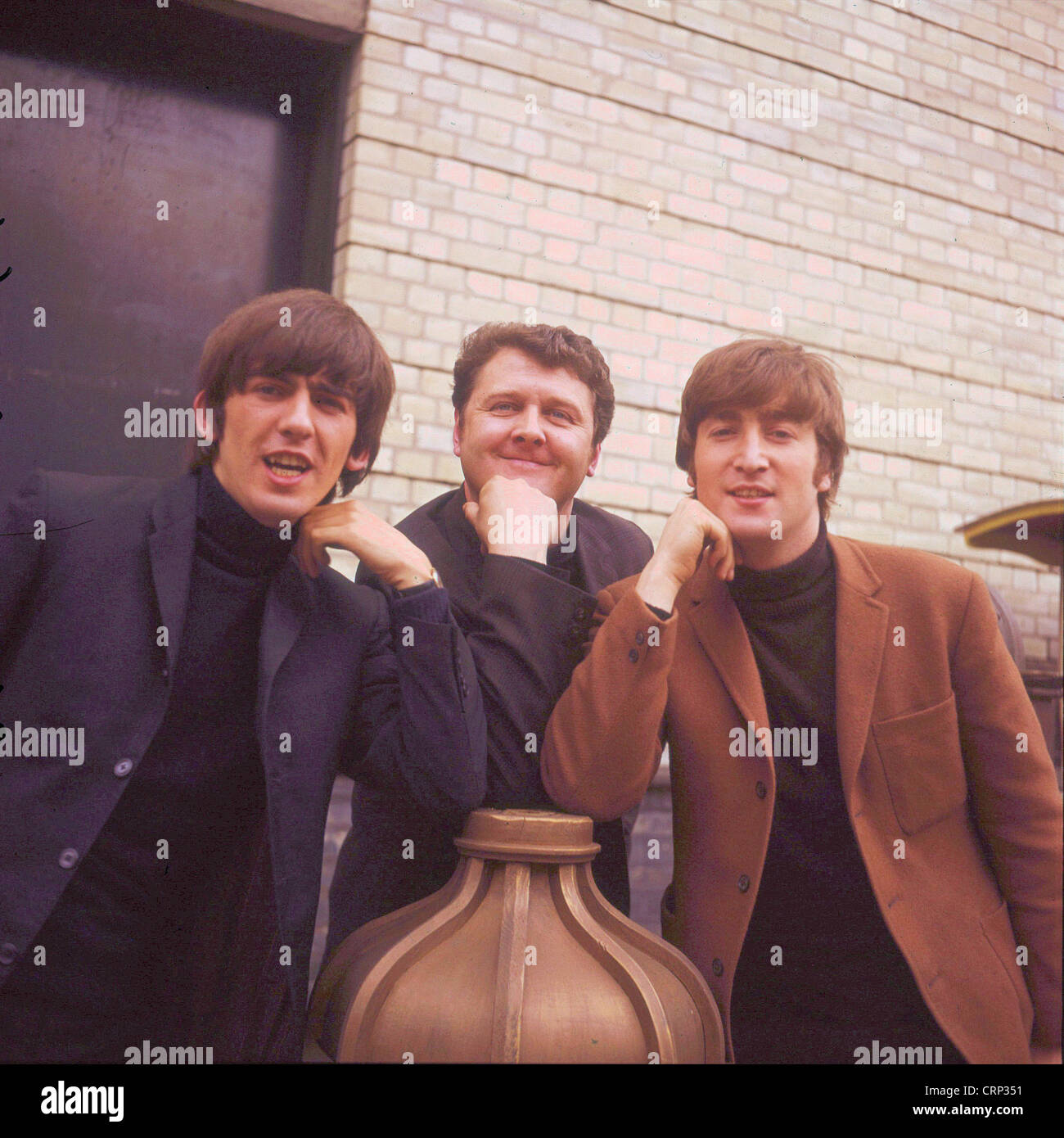 006569 - George Harrison, John Lennon und Alun Owen während der Dreharbeiten zu A Hard Days Night in London im April 1964 Stockfoto