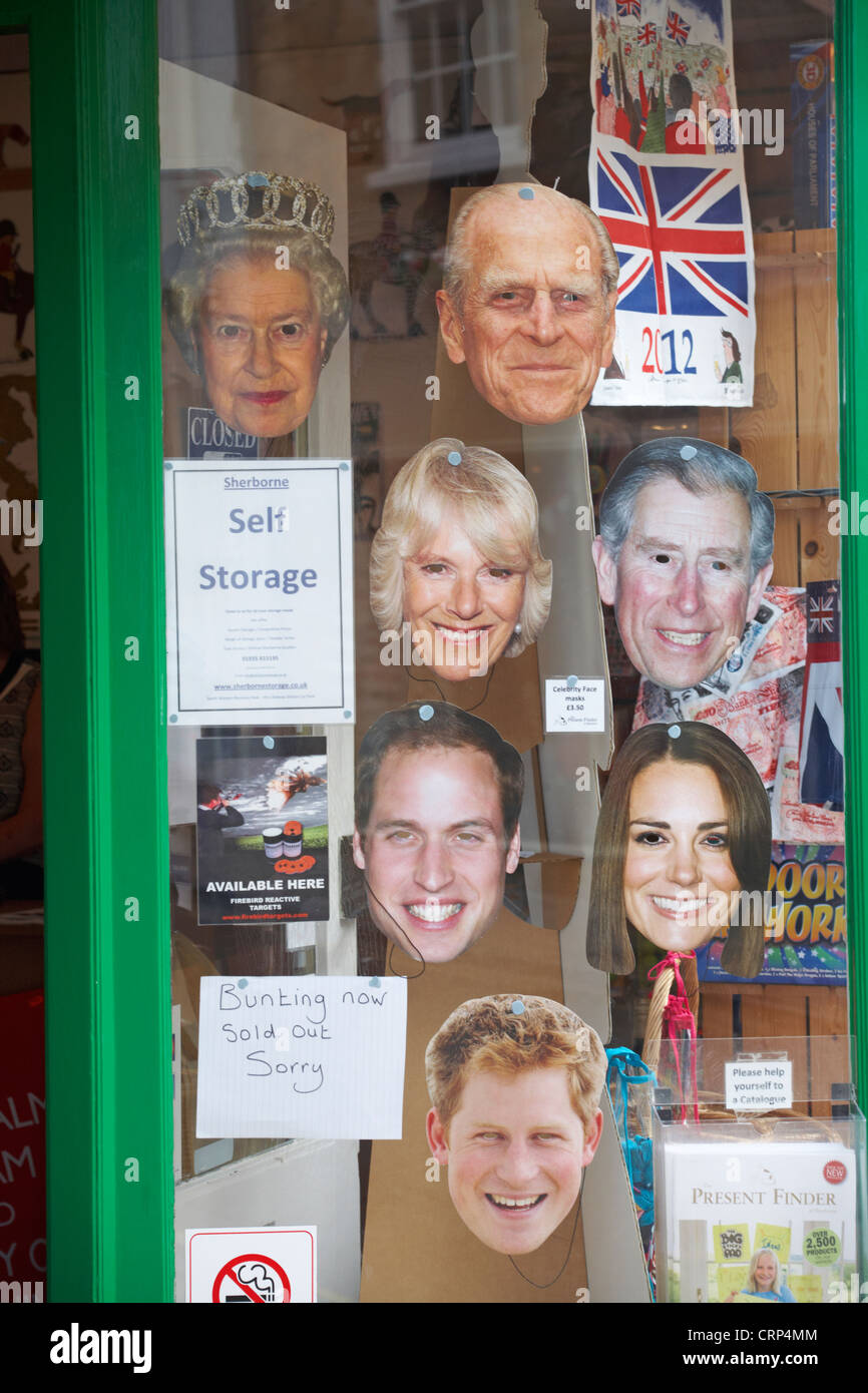 Promi Masken - Masken der königlichen Familie im Schaufenster für Königin Jubilee in Sherborne im Juni Stockfoto