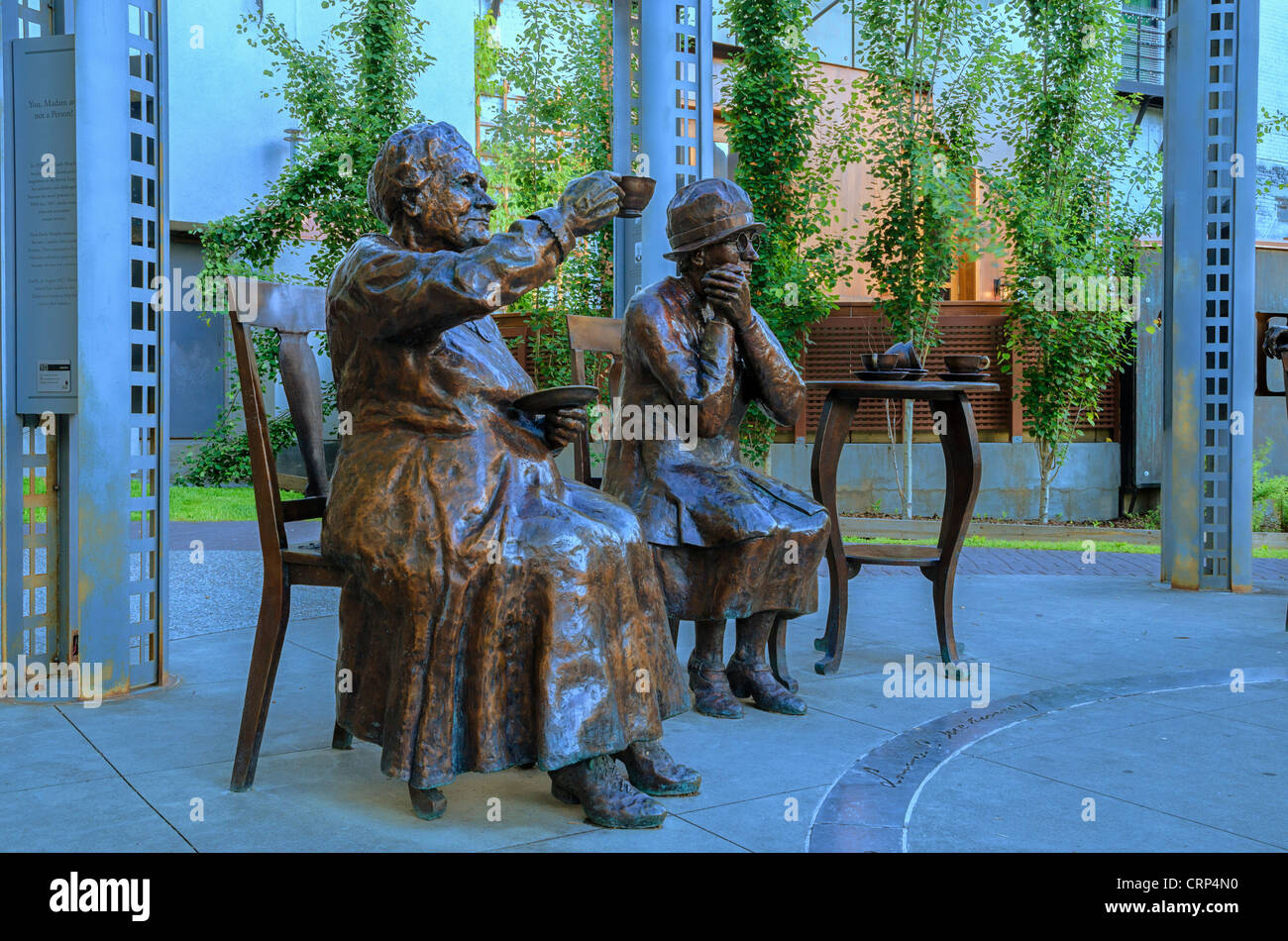 Berühmte fünf Statue. Überlebensgroßen Bronzen, Louise McKinney und Henrietta Muir Edwards hier abgebildet. Stockfoto
