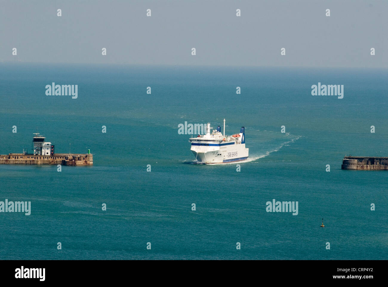 Die DFDS Seaways Fähre fährt in die Hafenmauern von Dover ein. Dover, Kent England, 28. Juni 2012 2010, Großbritannien HOMER SYKES Stockfoto