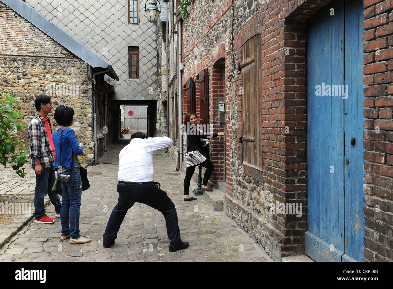 Ausländische Touristen posieren für Fotos in Honfleur Normandie Frankreich Stockfoto