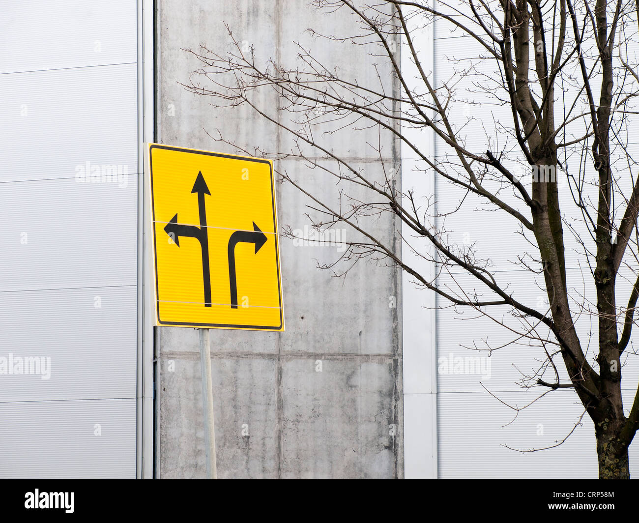 Direktionale Verkehrsschild mit keine Namen auf leere Wand Hintergrund, Oslo, Norwegen Stockfoto