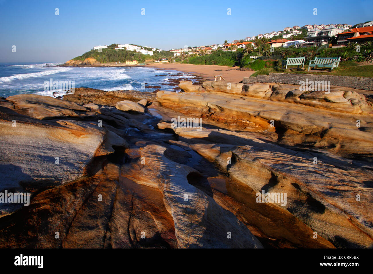 Sandstein-Klippen mit Blick aufs Meer bei Thompsons Bay, Ballito, Kwazulu Natal, Südafrika Stockfoto