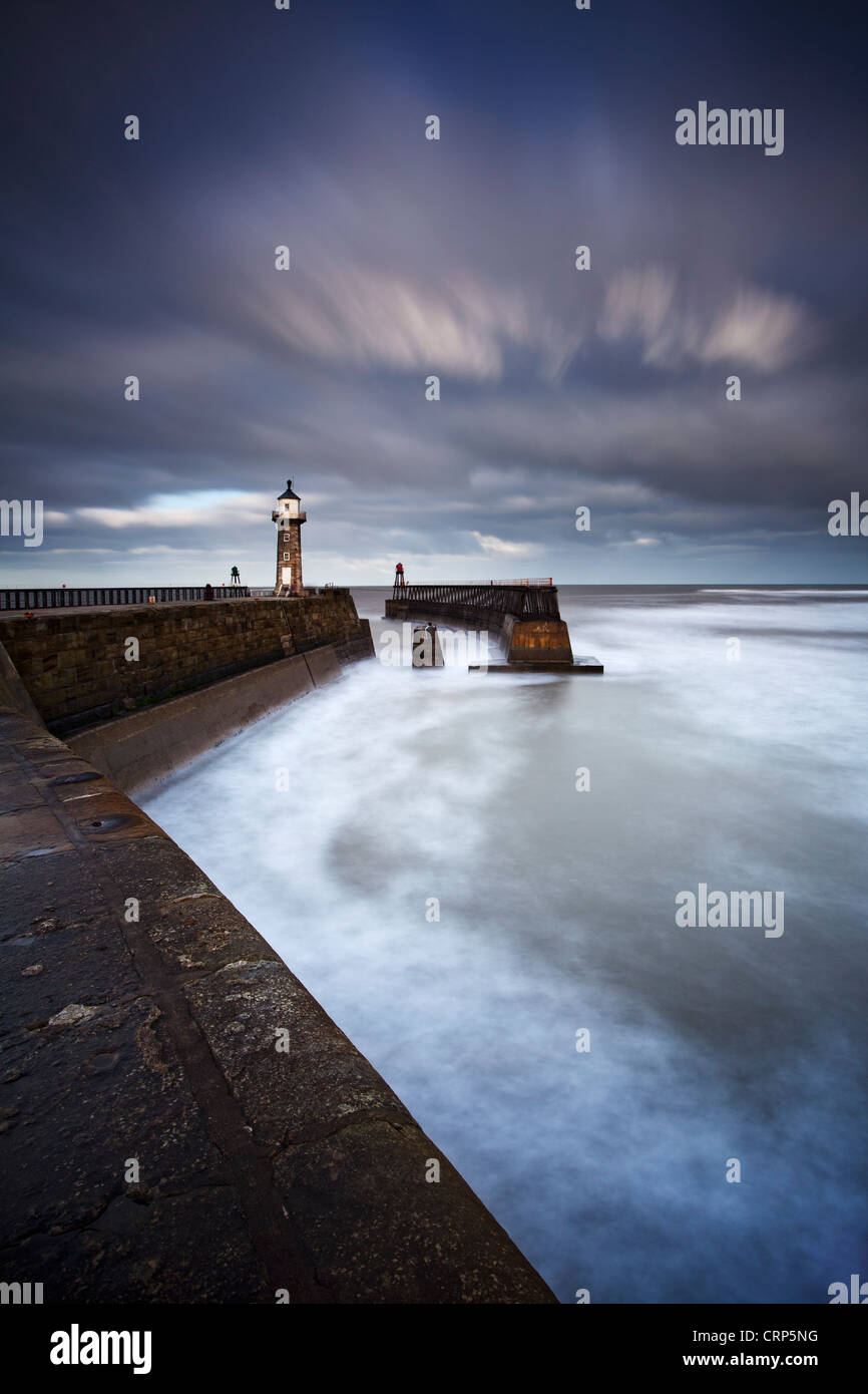 Whitby East Pier Light (alt), 1854 zum Jahresende den Ostanleger errichtet. Whitby East Pier Light (neu) ist gelegen am Ende der Stockfoto