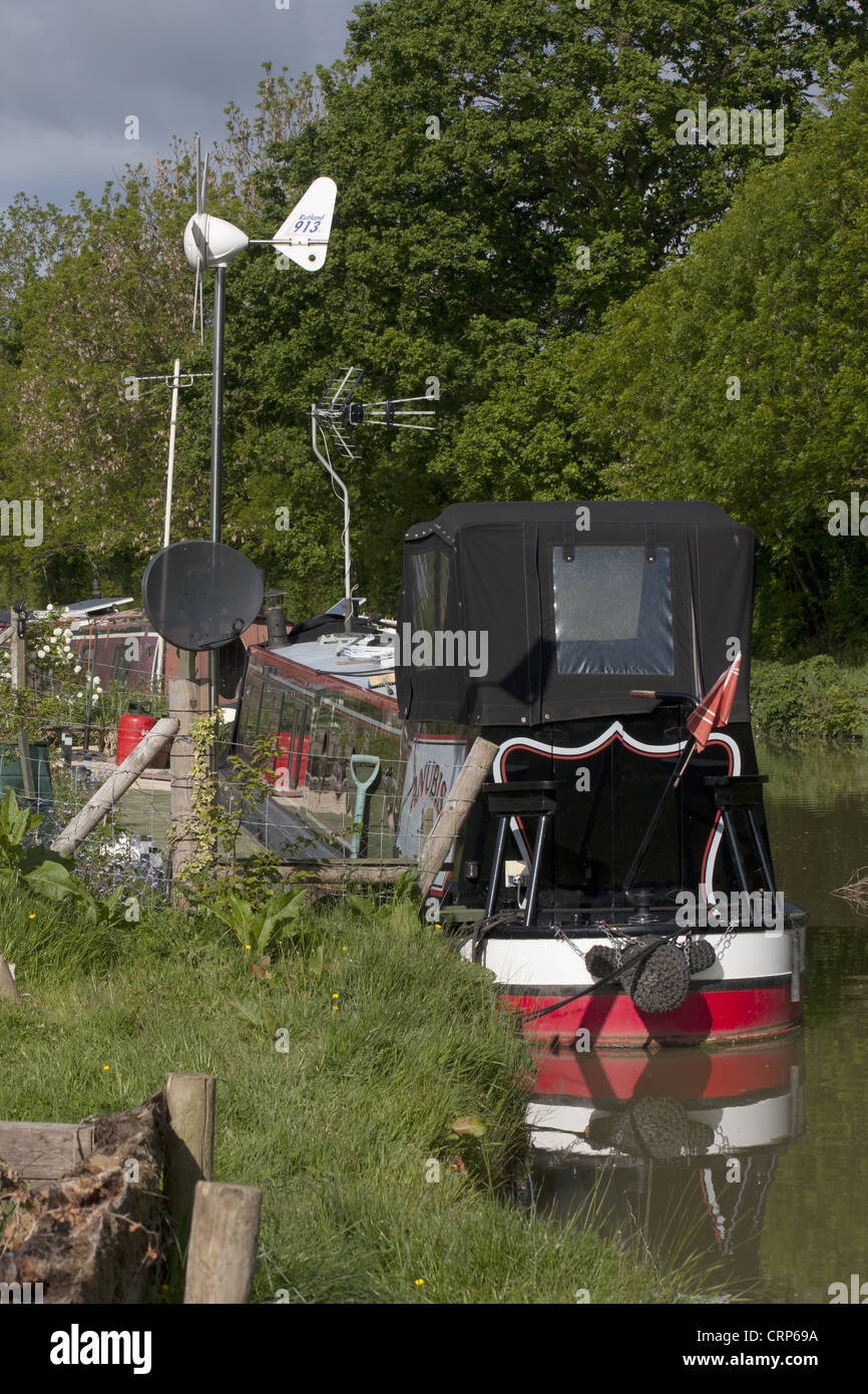 Kleine Windkraftanlage auf Narrowboat, Energieversorgung, häusliche Gegenstände, Oxfordshire, England, kann Stockfoto