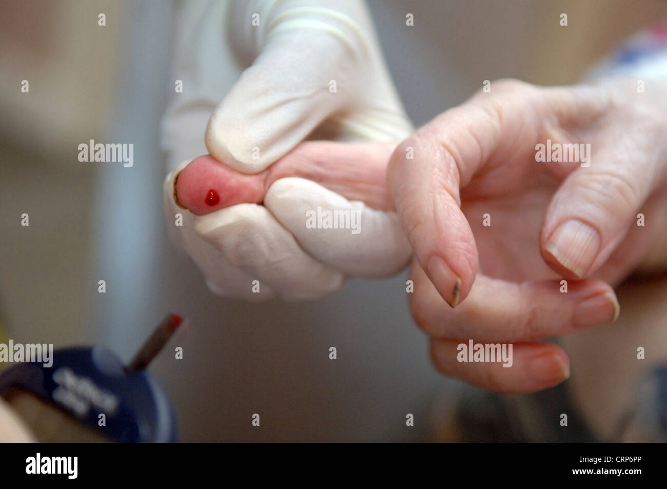 Ein Sanitäter die Blutprobe von älteren Menschen. Stockfoto
