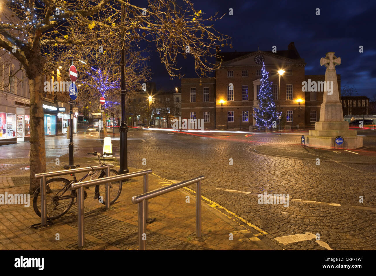 Ein großer Weihnachtsbaum dekoriert mit Lichter vor dem Markt Haus in Taunton Stadtzentrum entfernt. Stockfoto