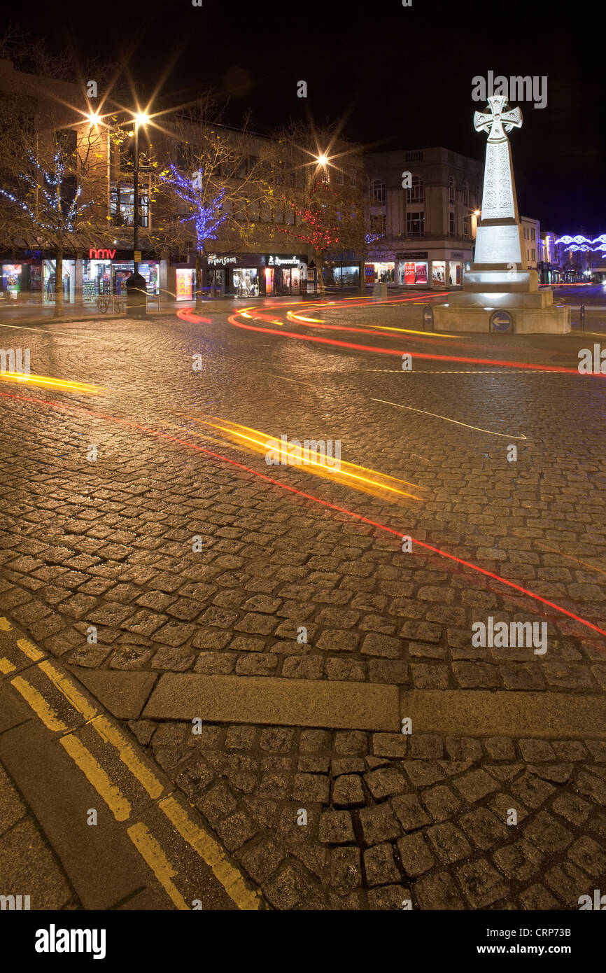 Wanderwege von Datenverkehr durch das Kriegerdenkmal in Taunton Stadtzentrum leuchtet. Stockfoto