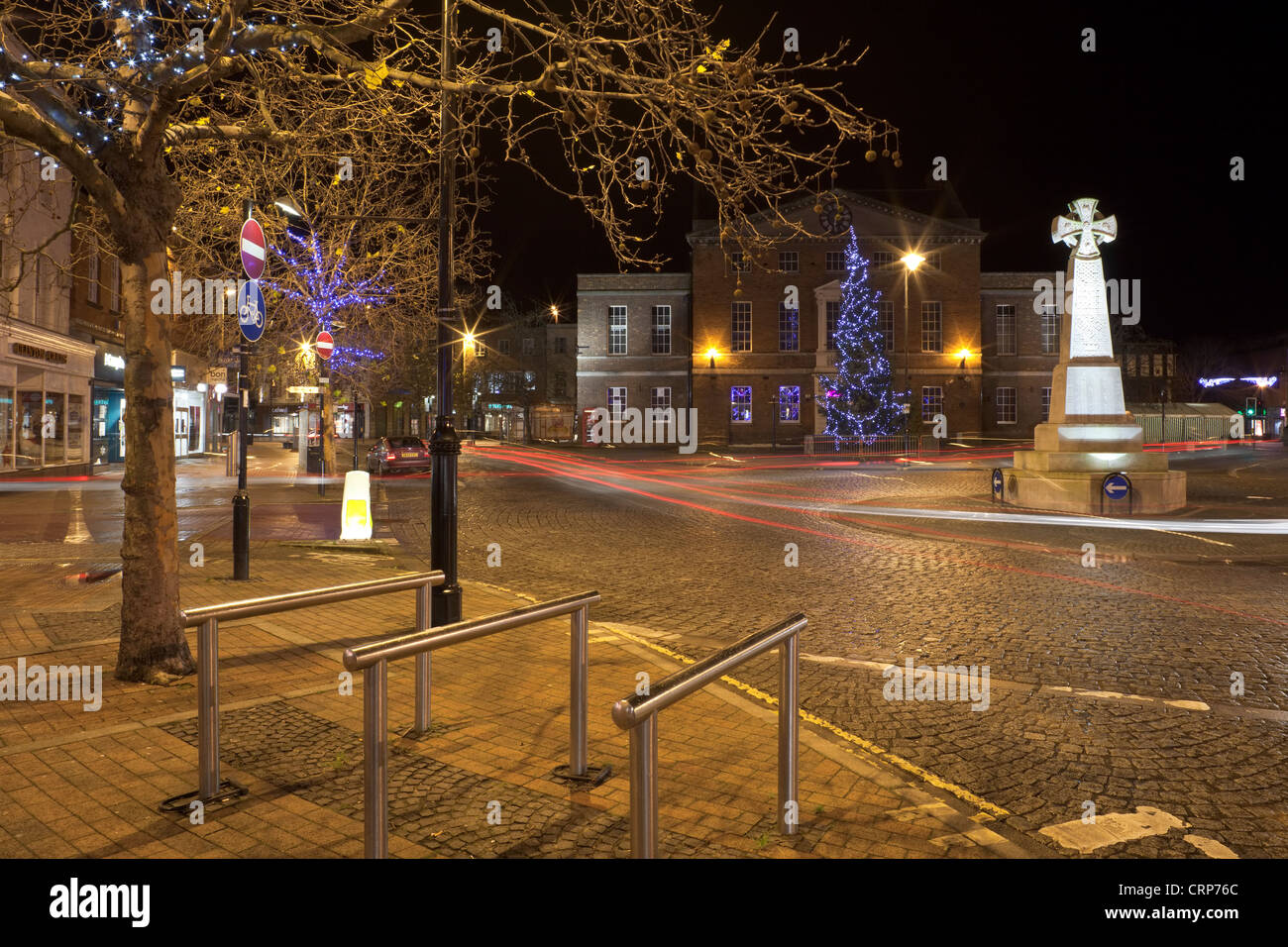 Ein großer Weihnachtsbaum dekoriert mit Lichter vor dem Markt Haus in Taunton Stadtzentrum entfernt. Stockfoto